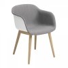 Muuto FIBER ARMCHAIR WOOD BASE Krzesło - Białe z Tapicerowanym Siedziskiem w Kolorze Szarym /Drewniana Rama Naturalna